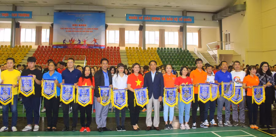 Ban tổ chức tặng cờ lưu niệm và động viên các vận động viên tại Hội khỏe.