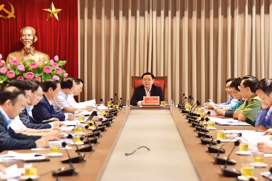 Hà Nội họp giải quyết tình trạng người dân chặn xe rác vào bãi rác Nam Sơn. Ảnh: Viết Thành.