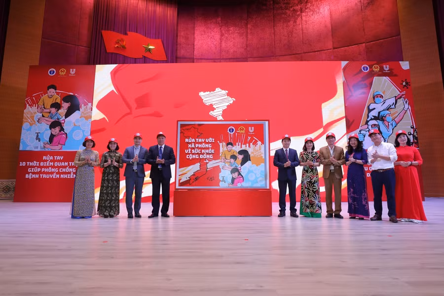 Các đại biểu thực hiện ghép tranh, tuyên truyền lan tỏa thông điệp “Rửa tay với xà phòng - Vì sức khỏe của bạn và cộng đồng”.