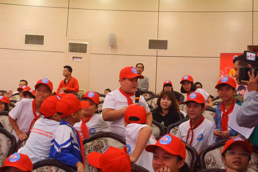 Học sinh Hòa Bình hào hứng trả lời các câu hỏi của Ban tổ chức về lợi ích của việc rủa tay với xà phòng.