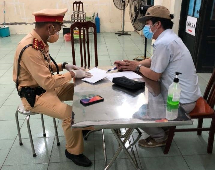 Lực lượng chức năng làm việc với lái xe.