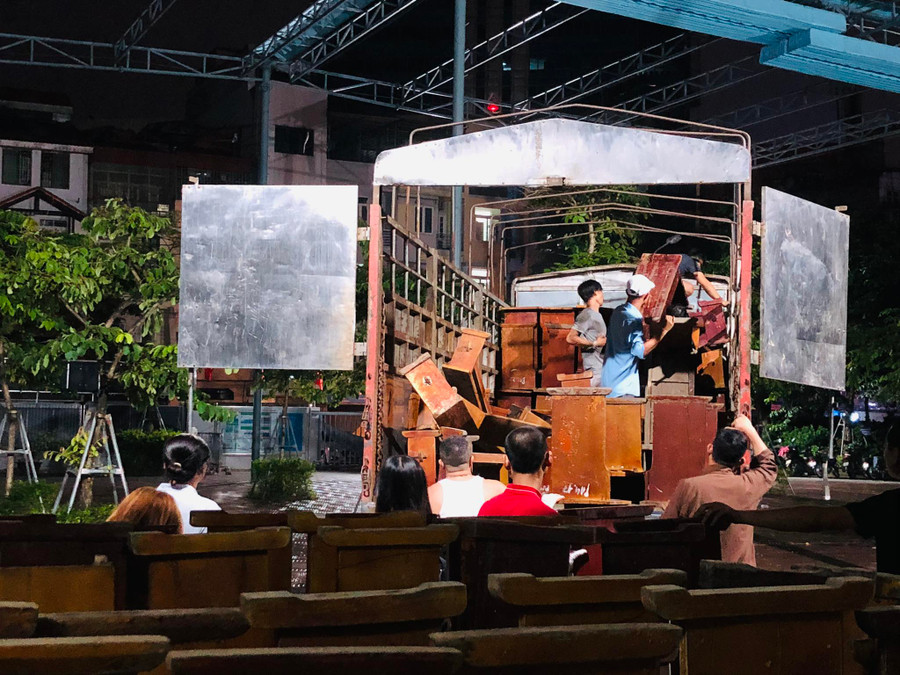 Đoàn thiện nguyện và thầy cô Trường THCS Phan Chu Trinh mang bàn ghế trao tặng cho Trường TH&amp;THCS Tân Thành.