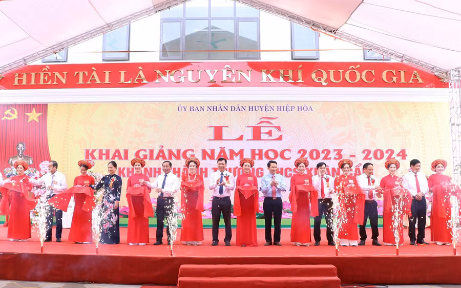 Các đại biểu cắt băng khánh thành Trường THCS Xuân Cẩm. 