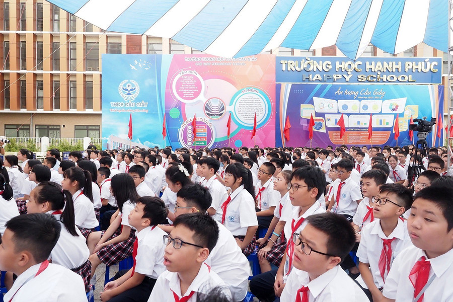 Học sinh dự lễ khai giảng năm học mới.