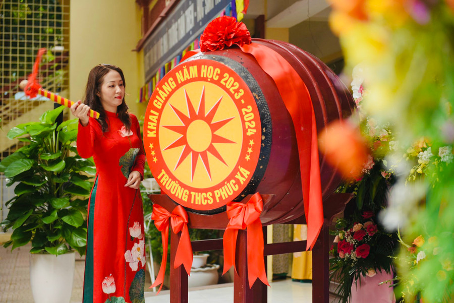 cô Nguyễn Ngọc Dung - Phó Hiệu trưởng phụ trách Trường THCS Phúc Xá đánh trống khai giảng năm học mới. cô Nguyễn Ngọc Dung - Phó Hiệu trưởng phụ trách Trường THCS Phúc Xá đánh trống khai giảng năm học mới.