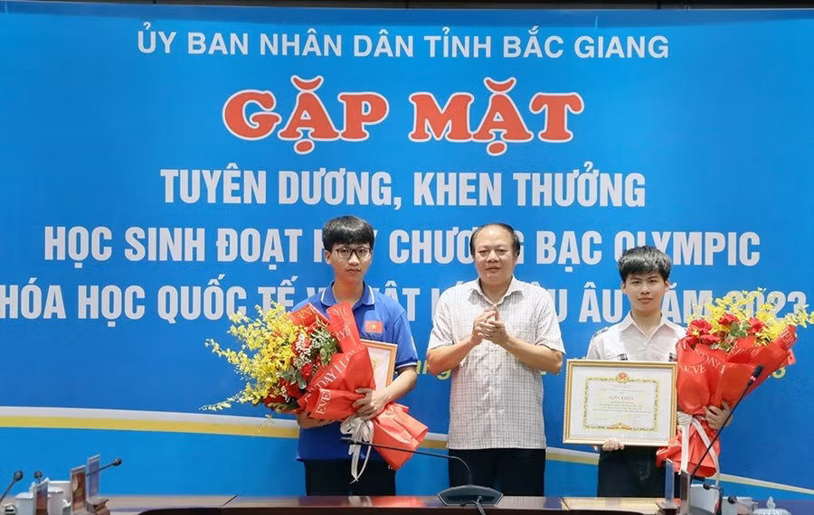Giám đốc Sở GD&ĐT Bắc Giang - Tạ Việt Hùng khen thưởng học sinh đạt giải quốc tế (Ảnh TL).
