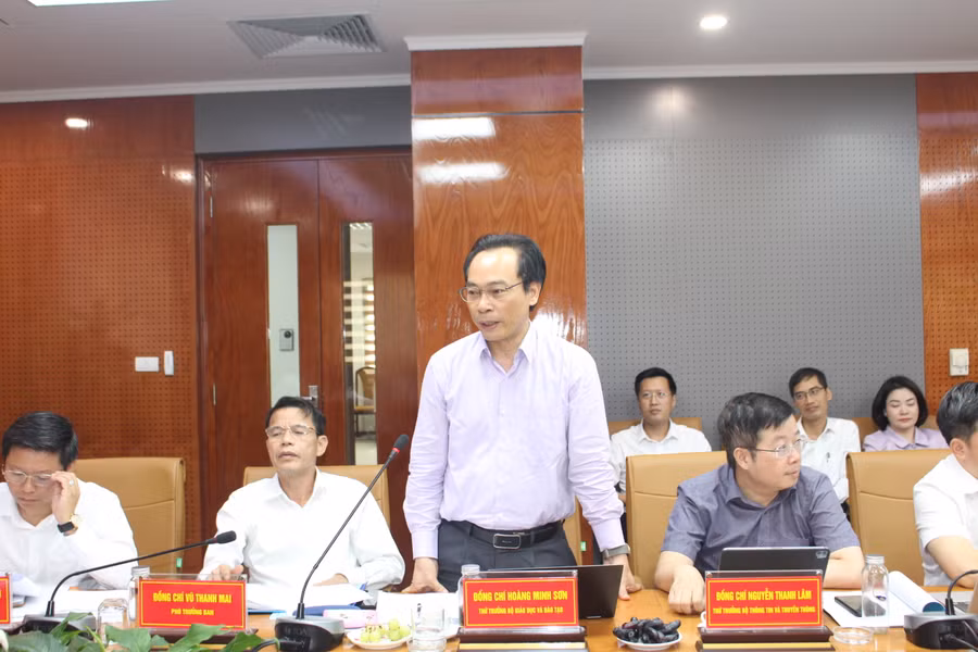 Thứ trưởng Bộ GD&amp;ĐT Hoàng Minh Sơn phát biểu.