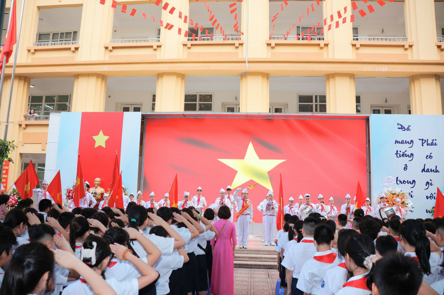 Trường THCS Nguyễn Công Trứ hân hoan chào năm học mới. Trường THCS Nguyễn Công Trứ hân hoan chào năm học mới.