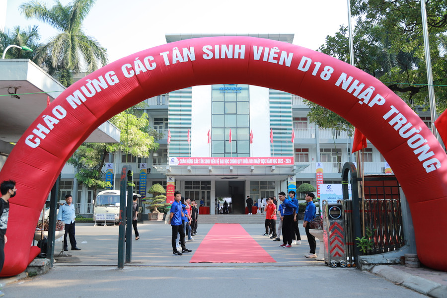 Thanh niên tình nguyện sẵn sàng đón, hướng dẫn tân sinh viên từ sáng sớm. Thanh niên tình nguyện sẵn sàng đón, hướng dẫn tân sinh viên từ sáng sớm.