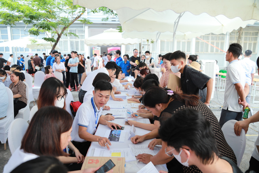 Hàng nghìn tân sinh viên nhập học sáng 6/9. Hàng nghìn tân sinh viên nhập học sáng 6/9.