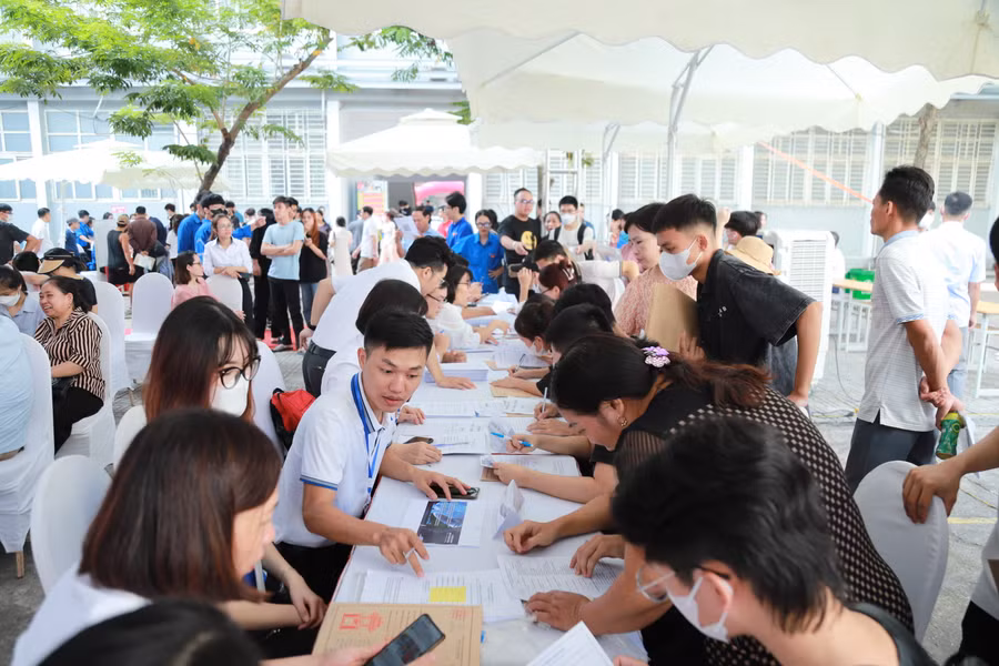 Hàng nghìn tân sinh viên nhập học sáng 6/9.