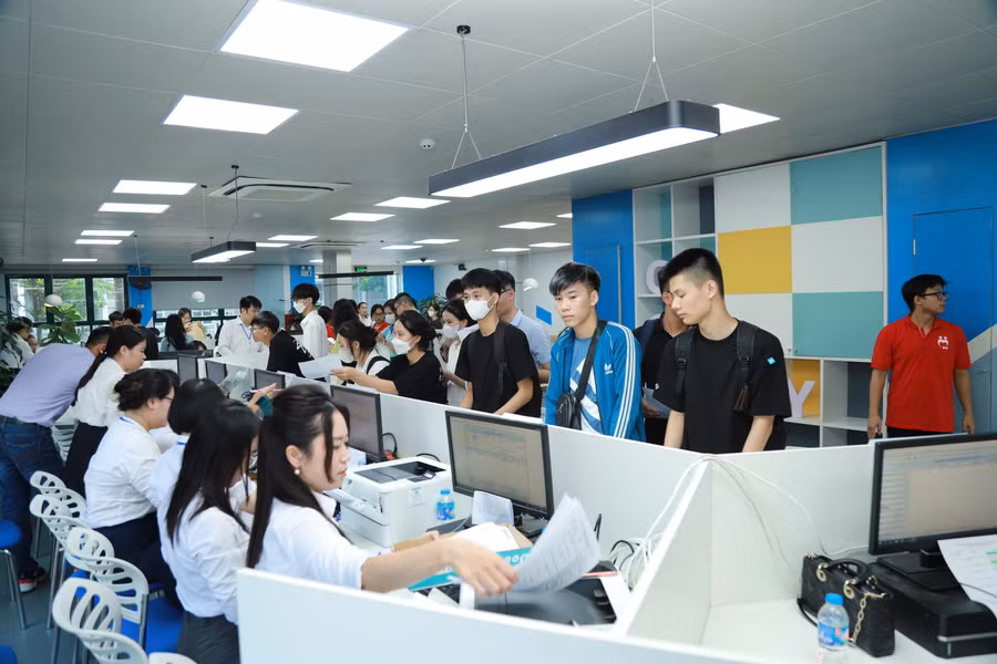 Tân sinh viên làm thủ tục nhập học.