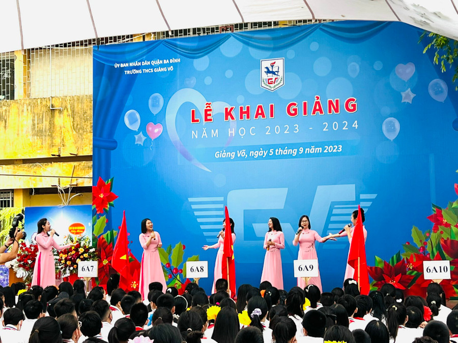 Trường THCS Giảng Võ hân hoan ngày khai giảng. Trường THCS Giảng Võ hân hoan ngày khai giảng.
