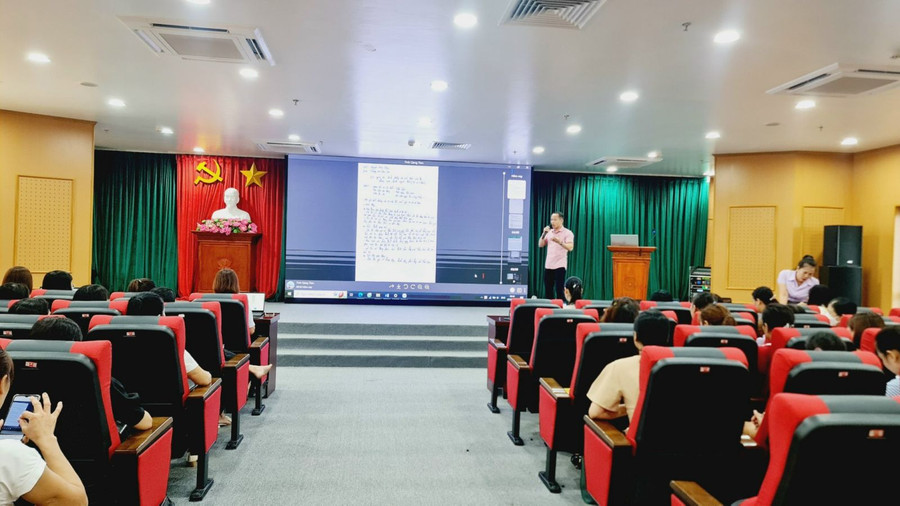 Báo cáo viên hướng dẫn chuyên đề tại hội nghị.