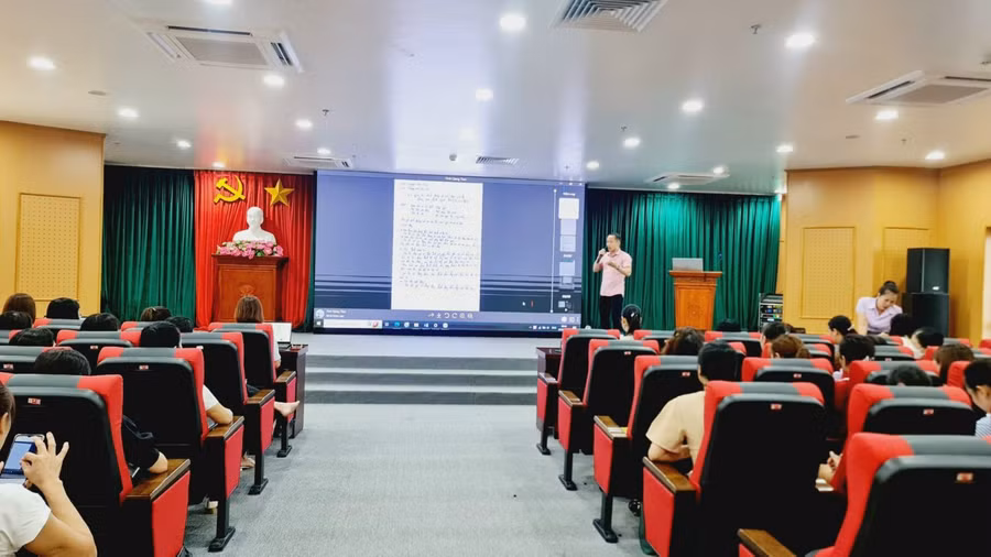 Báo cáo viên hướng dẫn chuyên đề tại hội nghị.