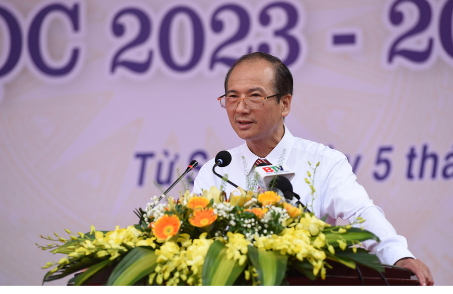 Thầy Đàm Ngọc Oánh - Hiệu trưởng Trường THPT Lý Thái Tổ phát biểu khai giảng năm học mới.