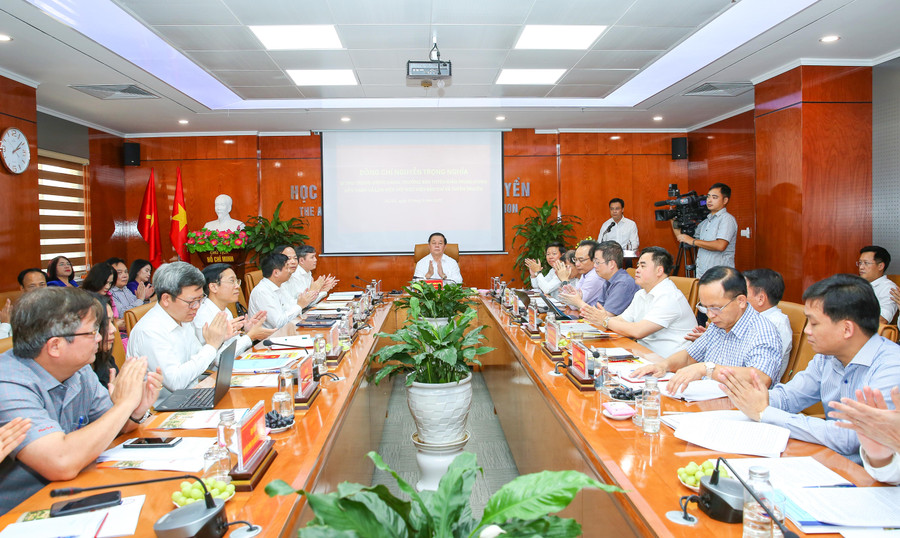 Quang cảnh buổi làm việc. Quang cảnh buổi làm việc.