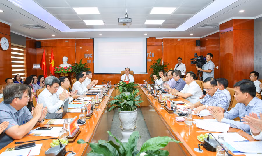 Quang cảnh buổi làm việc.