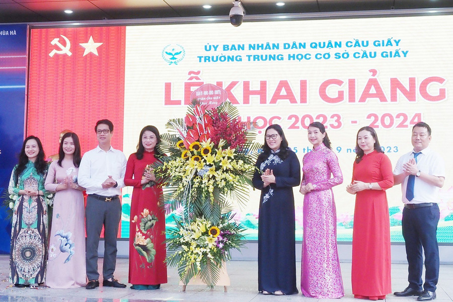 Lãnh đạo quận Cầu Giấy chúc mừng khai giảng năm học mới.