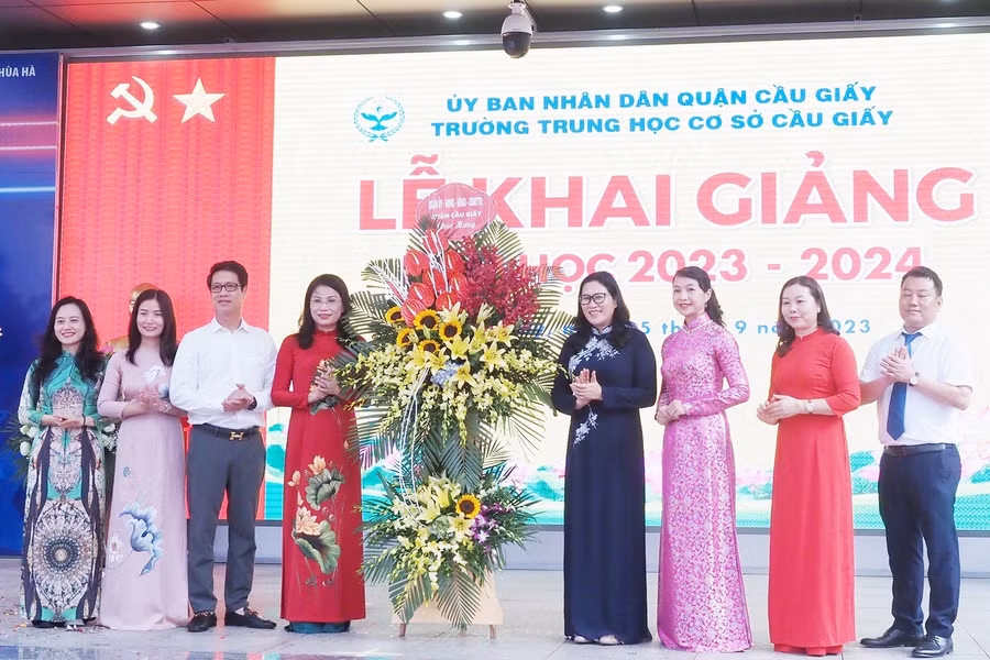 Lãnh đạo quận Cầu Giấy chúc mừng khai giảng năm học mới.