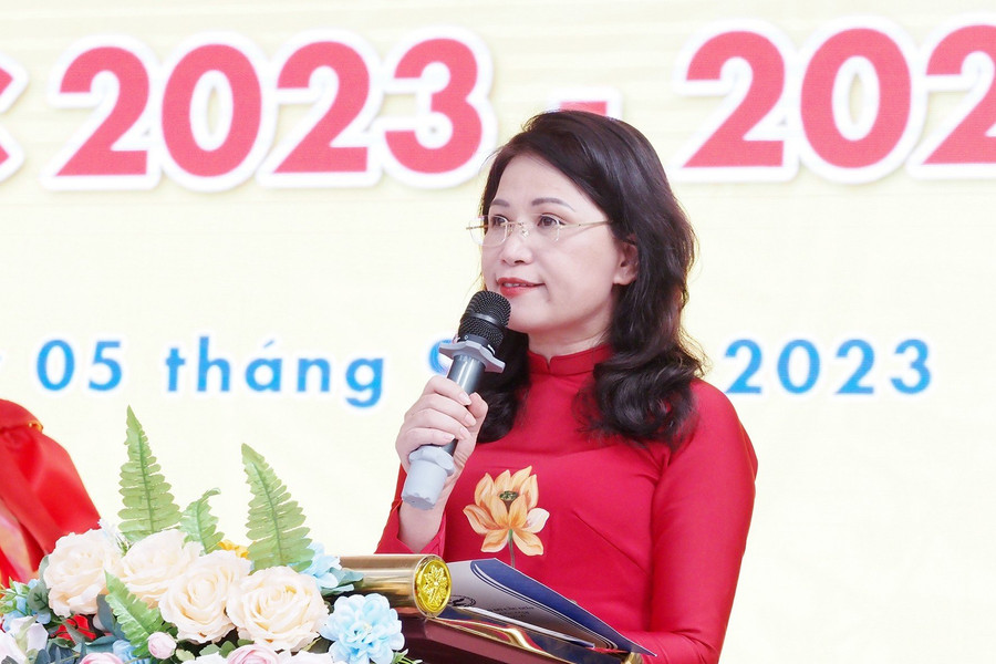 Cô Lê Kim Anh - Hiệu trưởng Trường THCS Cầu Giấy phát biểu.