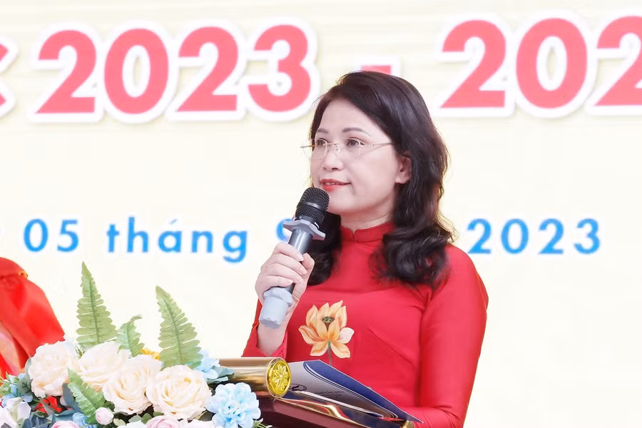 Cô Lê Kim Anh - Hiệu trưởng Trường THCS Cầu Giấy phát biểu.