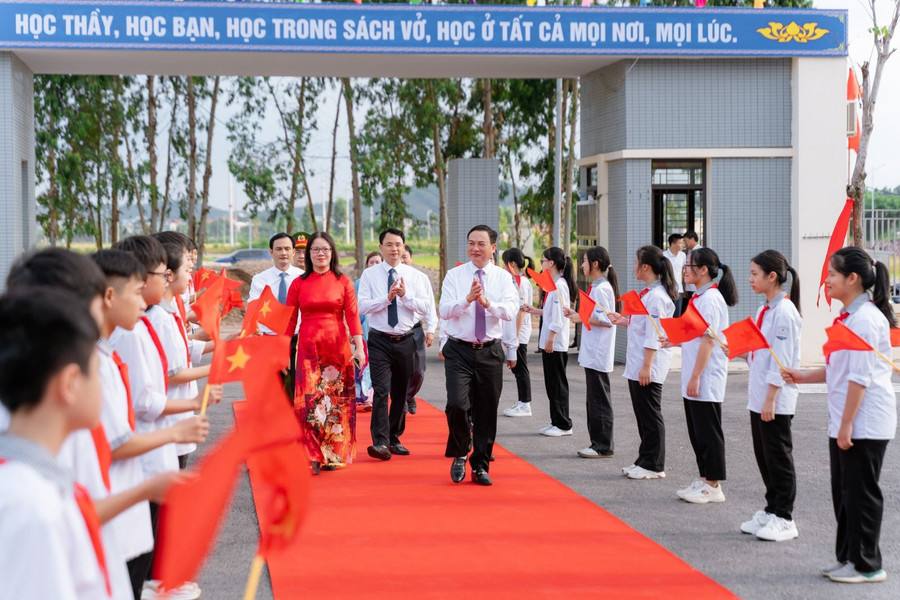 Lãnh đạo TP Bắc Giang dự khai giảng năm học mới. Lãnh đạo TP Bắc Giang dự khai giảng năm học mới.