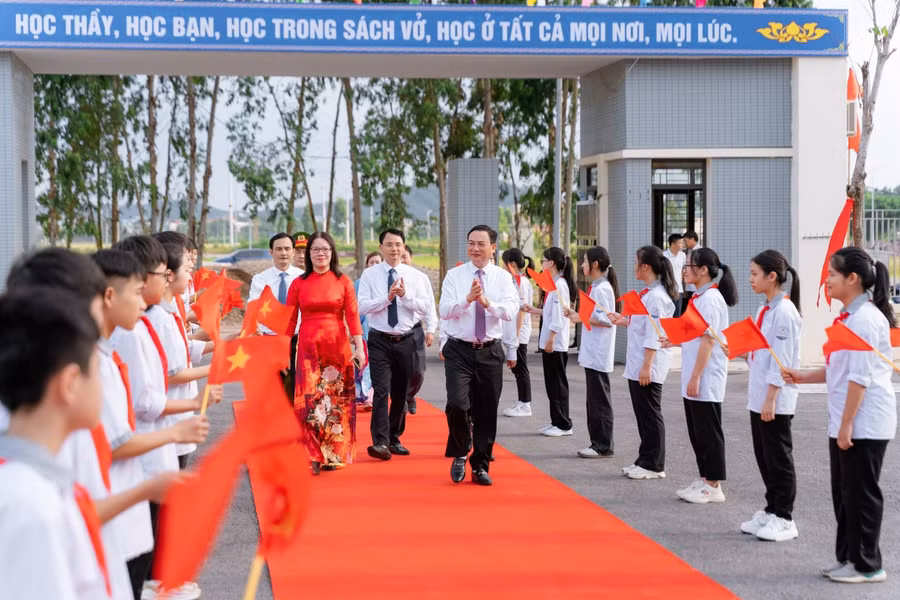 Lãnh đạo TP Bắc Giang dự khai giảng năm học mới.