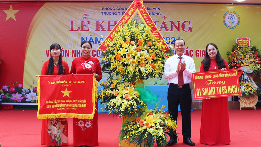 Ông Mai Sơn - Phó Chủ tịch Thường trực UBND tỉnh Bắc Giang trao Cờ thi đua và quà chúc mừng cho thầy trò Trường Tiểu học Cao Thượng (Ảnh BBG). Ông Mai Sơn - Phó Chủ tịch Thường trực UBND tỉnh Bắc Giang trao Cờ thi đua và quà chúc mừng cho thầy trò Trường Tiểu học Cao Thượng (Ảnh BBG).