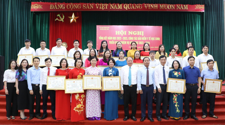 Giám đốc Sở GD&ĐT Bắc Giang - Tạ Việt Hùng chụp ảnh lưu niệm với thầy cô giáo ngành Giáo dục Hiệp Hòa (Ảnh TL). Giám đốc Sở GD&ĐT Bắc Giang - Tạ Việt Hùng chụp ảnh lưu niệm với thầy cô giáo ngành Giáo dục Hiệp Hòa (Ảnh TL).