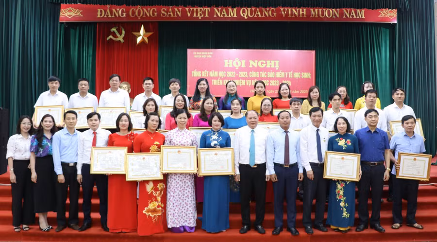 Giám đốc Sở GD&amp;ĐT Bắc Giang - Tạ Việt Hùng chụp ảnh lưu niệm với thầy cô giáo ngành Giáo dục Hiệp Hòa (Ảnh TL).