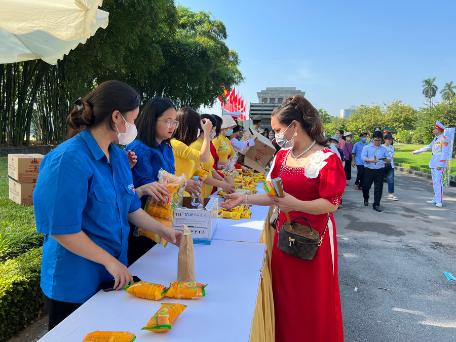 Tặng quà cho du khách đến thăm Lăng Bác dịp 2/9.