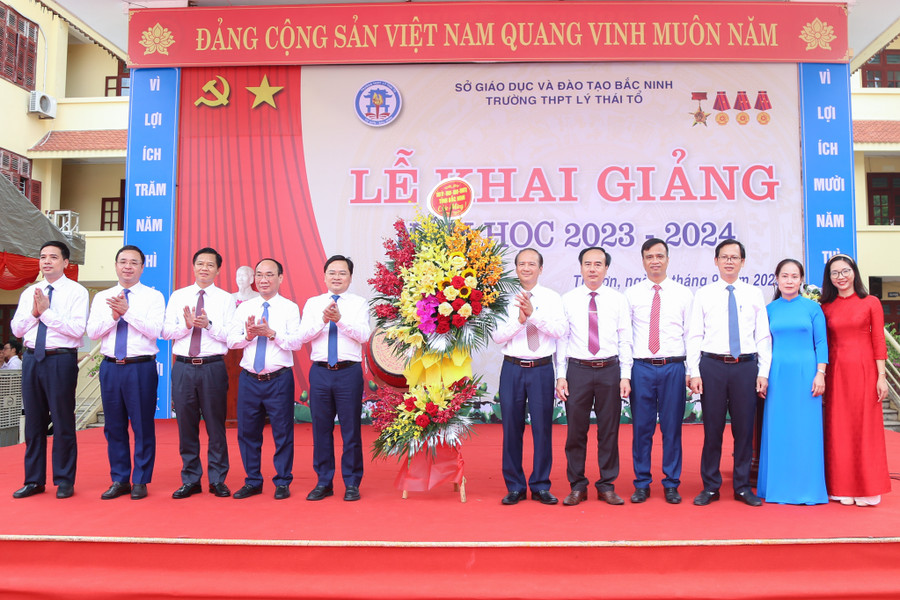 Bí thư Tỉnh ủy Bắc Ninh - Nguyễn Anh Tuấn (thứ 5 từ trái sang phải) về dự và chúc mừng khai giảng năm học mới 2023 -2024 tại Trường THPT Lý Thái Tổ.