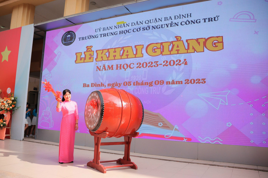Cô Lê Hoàn Châu - đánh trống khai giảng năm học mới. Cô Lê Hoàn Châu - đánh trống khai giảng năm học mới.
