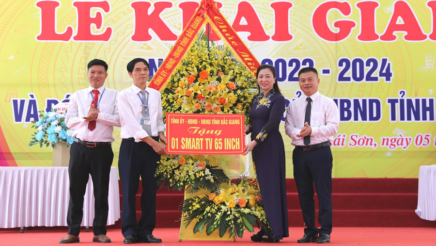 Thay mặt Tỉnh ủy - HĐND - UBND tỉnh, bà Lê Thị Thu Hồng tặng hoa và quà chúc mừng nhà trường (Ảnh BBG). Thay mặt Tỉnh ủy - HĐND - UBND tỉnh, bà Lê Thị Thu Hồng tặng hoa và quà chúc mừng nhà trường (Ảnh BBG).