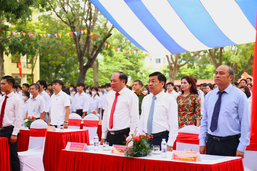 Ủy viên Trung ương Đảng, Bí thư Tỉnh ủy Bắc Giang - Dương Văn Thái dự khai giảng tại Trường THPT Yên Dũng số 3. Ủy viên Trung ương Đảng, Bí thư Tỉnh ủy Bắc Giang - Dương Văn Thái dự khai giảng tại Trường THPT Yên Dũng số 3.