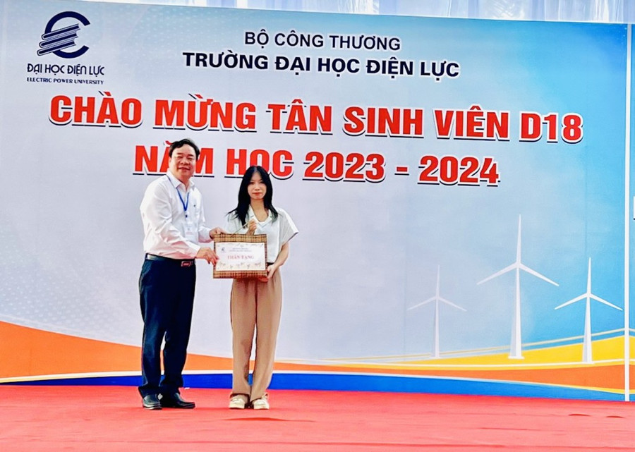 PGS.TS Vũ Đình Ngọ - Bí thư Đảng ủy, Chủ tịch Hội đồng trường Trường Đại học Điện lực trao quà cho tân sinh viên. PGS.TS Vũ Đình Ngọ - Bí thư Đảng ủy, Chủ tịch Hội đồng trường Trường Đại học Điện lực trao quà cho tân sinh viên.