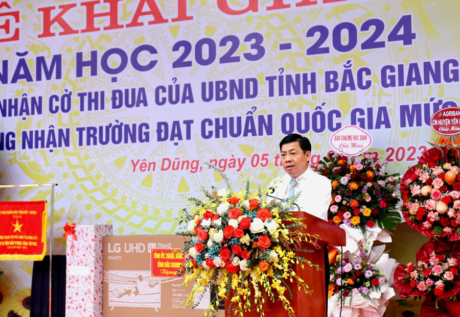 Bí thư Tỉnh ủy Bắc Giang - Dương Văn Thái phát biểu và chúc mừng năm học mới. Bí thư Tỉnh ủy Bắc Giang - Dương Văn Thái phát biểu và chúc mừng năm học mới.