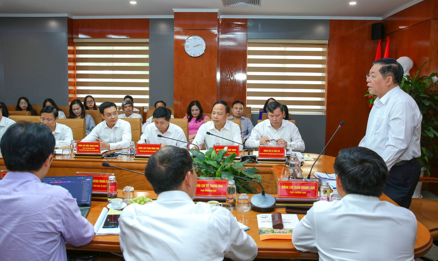 Bí thư Trung ương Đảng, Trưởng ban Tuyên giáo Trung ương - Nguyễn Trọng Nghĩa phát biểu kết luận buổi làm việc. Bí thư Trung ương Đảng, Trưởng ban Tuyên giáo Trung ương - Nguyễn Trọng Nghĩa phát biểu kết luận buổi làm việc.