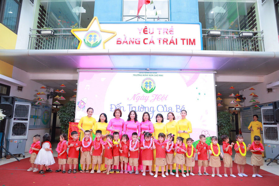 Ban giám hiệu, đại diện cô giáo và trẻ mầm non Trường Mầm non Sao Mai. Ban giám hiệu, đại diện cô giáo và trẻ mầm non Trường Mầm non Sao Mai.