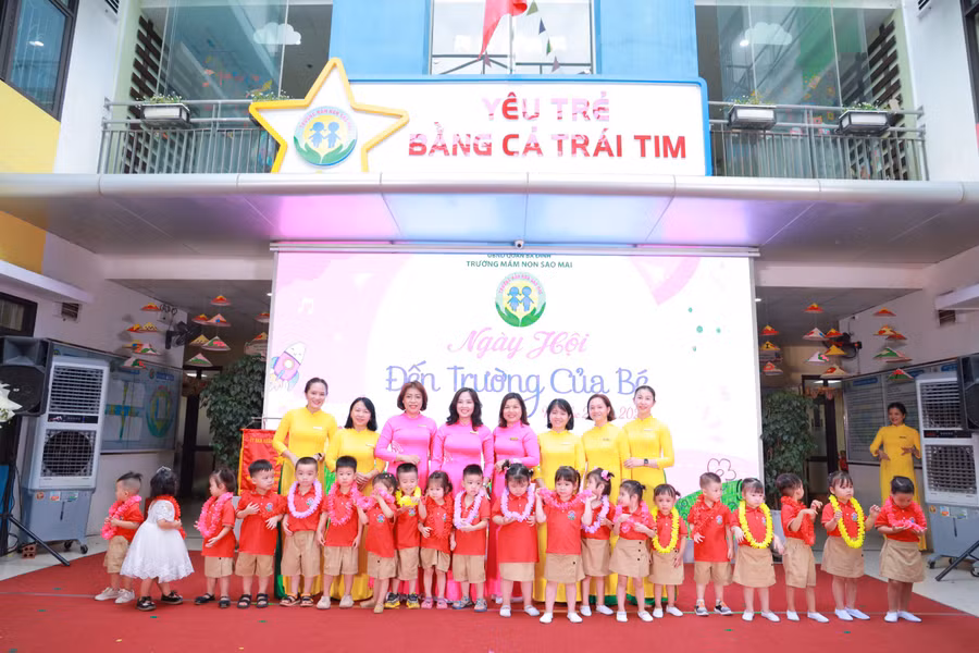 Ban giám hiệu, đại diện cô giáo và trẻ mầm non Trường Mầm non Sao Mai.