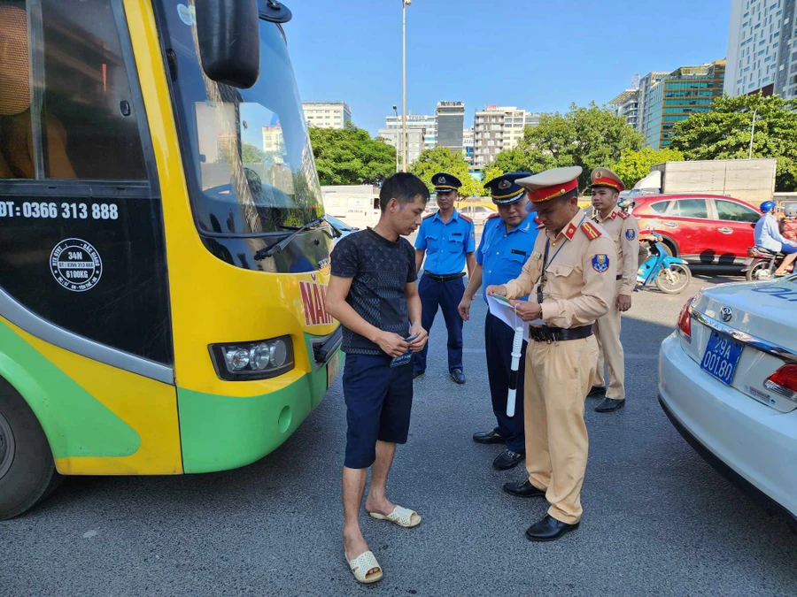 CSGT kiểm tra lái xe tham gia giao thông.