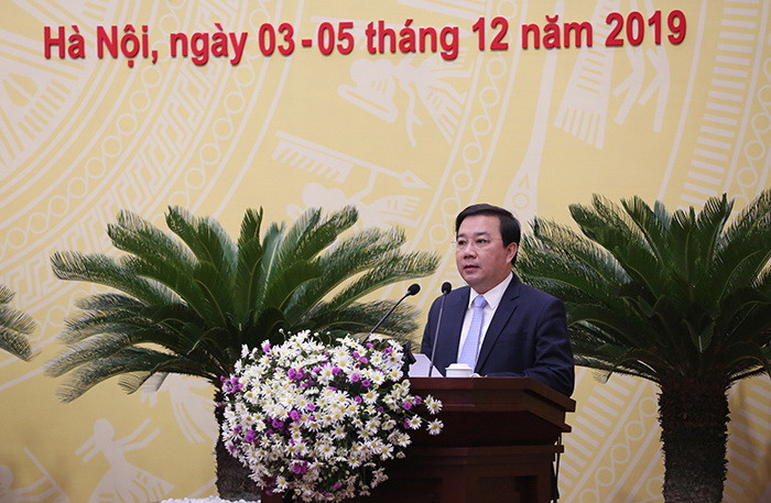 Giám đốc Sở GD&ĐT Hà Nội Chử Xuân Dũng trình bày Tờ trình tại Kỳ họp