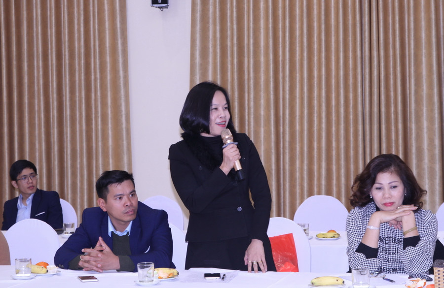 Cô Vũ Thị Thu Huyền - Hiệu trưởng Trường THPT Hoàng Quốc Việt (Quảng Ninh) phát biểu tại tọa đàm