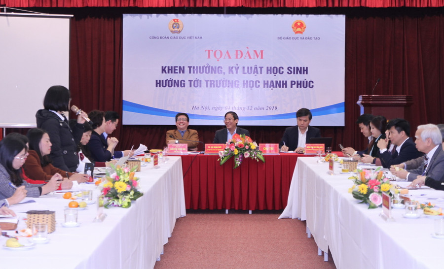 Các đại biểu trình bày ý kiến tại tọa đàm