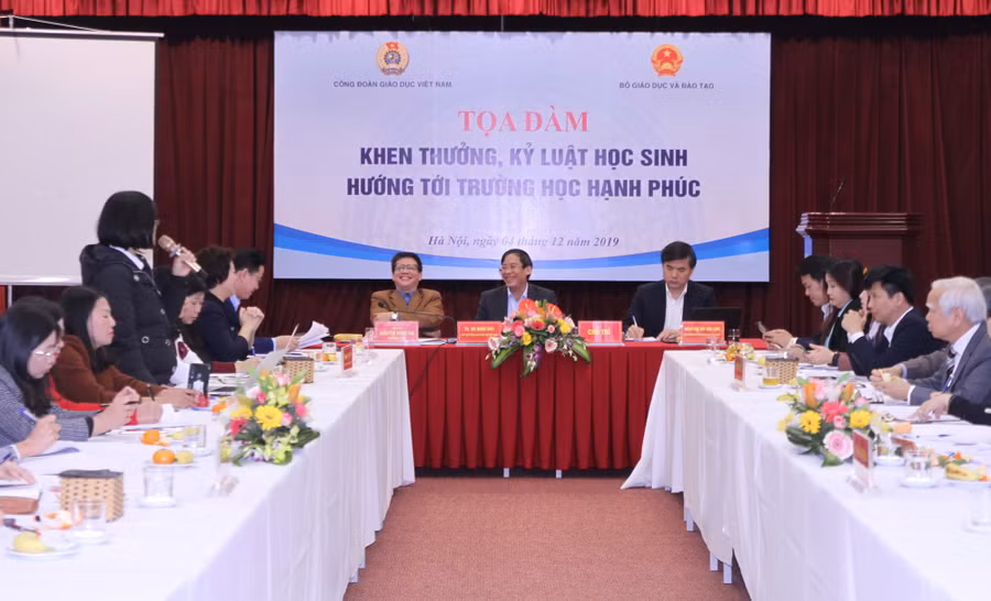 Các đại biểu trình bày ý kiến tại tọa đàm