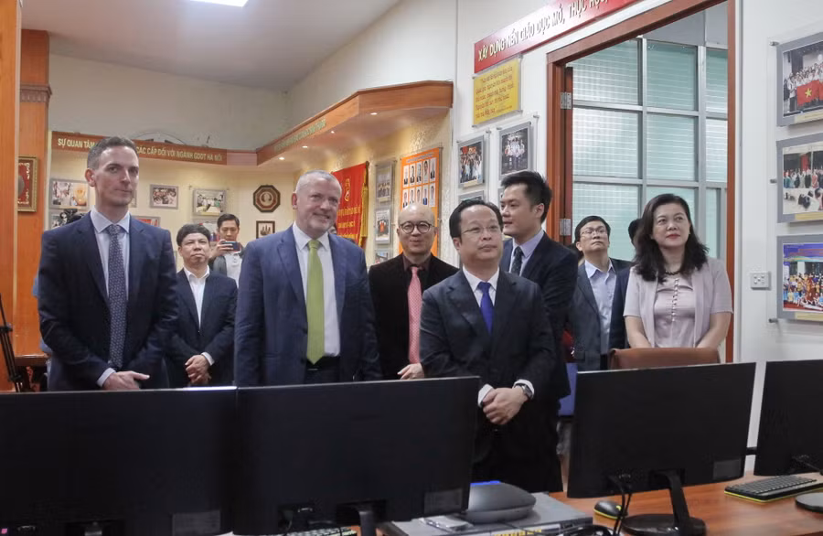 Đoàn công tác thăm Trung tâm điều hành thông minh của ngành Giáo dục Hà Nội.