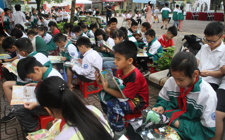 Đông đảo học sinh Trường Tiểu học Vĩnh Hưng tham gia ngày hội đọc sách. Đông đảo học sinh Trường Tiểu học Vĩnh Hưng tham gia ngày hội đọc sách.