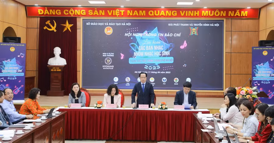 Ông Trần Thế Cương - Thành ủy viên, Giám đốc Sở GD&ĐT Hà Nội phát biểu tại họp báo.