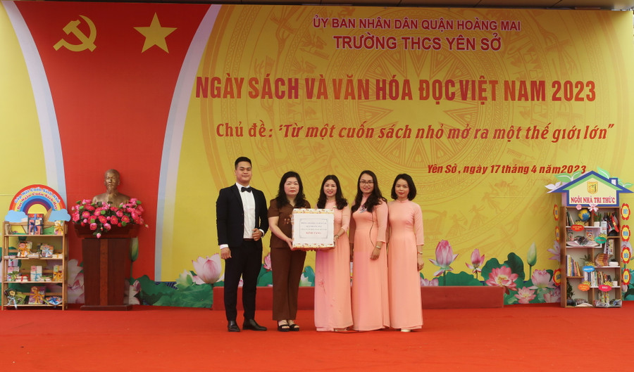 Đại diện Câu lạc bộ Sách Việt Nam, Phòng GD&amp;ĐT quận Hoàng Mai tặng sách cho Thư viện Trường THCS Yên Sở.